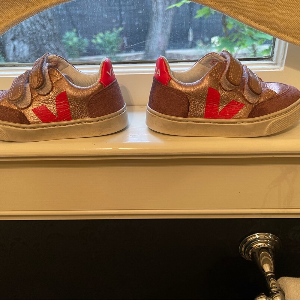 Little girl size 8 VEJA pink tennis shoes 🥰👌👌